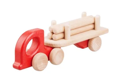 Camion roșu cu bușteni