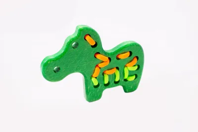 Zebra verde, jucărie de lemn cu șireturi